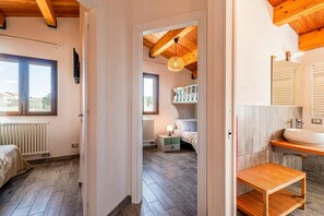 3 habitaciones, tabla de planchar con plancha, cuna de viaje y wifi