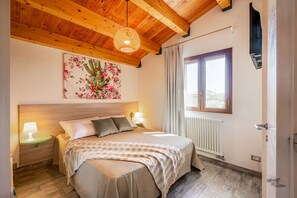 3 bedrooms, desk, iron/ironing board, travel cot - Villa DellAlbero: Privacy, Relax and Unique Pool (Alcamo)