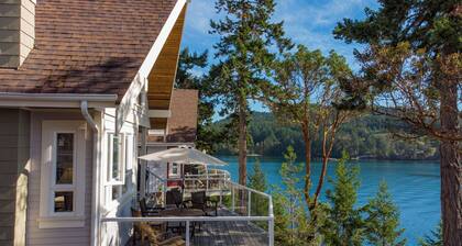 Bright Ocean View Cottage on Pender Island!