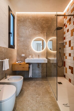 Dusche, Haartrockner, Bidet, Handtücher