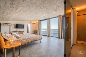 3 chambres, coffres-forts dans les chambres, fer et planche à repasser