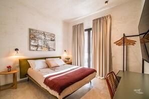 3 chambres, coffres-forts dans les chambres, fer et planche à repasser