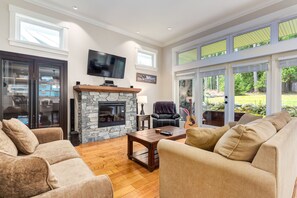 Televisie en een open haard