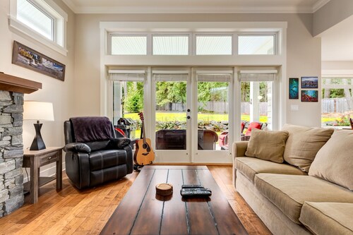 Enjoy resort-style living in this Cape Cod Beach Cottage in Qualicum Landing. Comfortably decorated 2 bedroom  and  Den. Welcomes up to 8 people!
