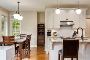 Mikrowelle, Ofen, Herdplatte, Geschirrspüler