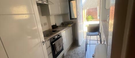 Refrigerador, microondas, horno, placa de cocina