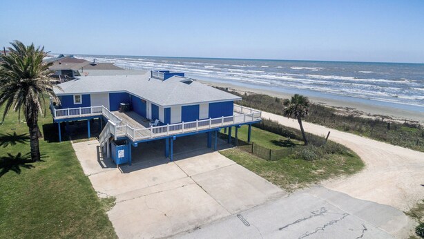 A coastal house with a balcony overlooking the beach. - Bermuda Blue by Ryson Vacation Rentals (Galveston)