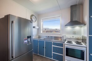 Køleskab, mikrobølgeovn, brødrister, køkkentøj/tallerkener/redskaber