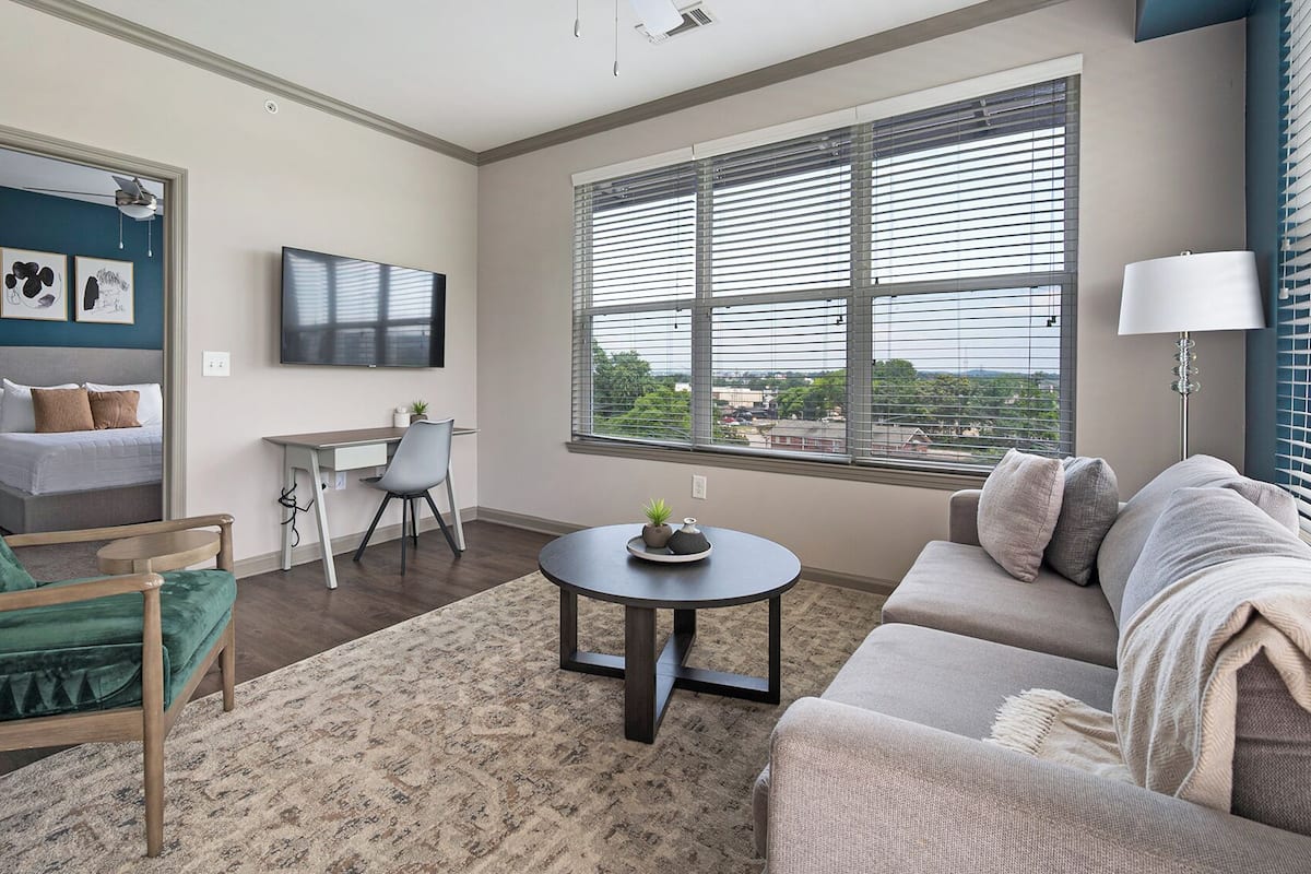 Appartement, 2 slaapkamers | Woonruimte | Een 50-inch televisie met digitale zenders