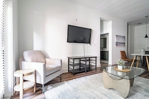 Apartment, 2 Bedrooms | Ruang tamu | 50 inci televisyen dengan digital