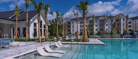 Una piscina al aire libre