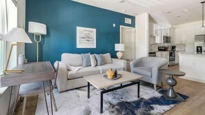 Appartement, 2 chambres | Aire de séjour | Téléviseur de 50 po avec télévision numérique