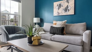 Appartement, 1 chambre | Coin séjour | Télévision de 50 pouces avec chaînes numériques