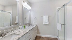 Apartment, 3 Schlafzimmer | Badezimmer | Kostenlose Toilettenartikel, Haartrockner, Handtücher, Seife