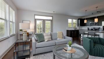 Apartment, 1 Bedroom | Ruang tamu | 50 inci televisyen dengan digital