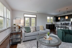 Apartment, 1 Bedroom | Ruang tamu | 50 inci televisyen dengan digital 