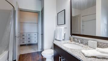 Apartment, 1 Bedroom | Bathroom | Free toiletries, hair dryer, towels, soap