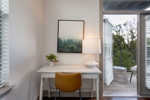 Apartment, 1 Bedroom | Ruang tamu | 50 inci televisyen dengan digital 