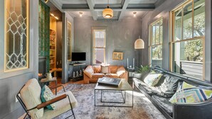 Un salon chaleureux avec une cheminée, un canapé en cuir et une table basse.