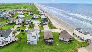 Une zone résidentielle côtière comprenant des maisons, une plage et l’océan.