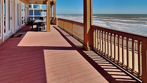 Un pontile di legno con vista sull'oceano.