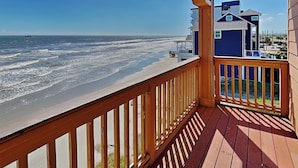Un pontile di legno con vista sulla spiaggia e sull'oceano.