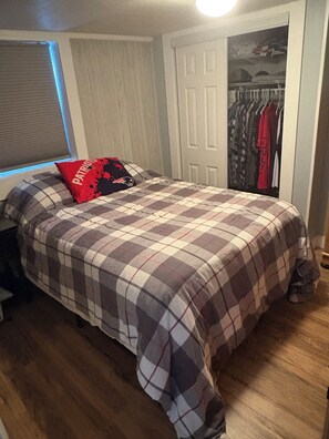 1 bedroom, iron/ironing board, WiFi, bed sheets - Charming 1-bedroom apartment in Pleasant Salisbury with WiFi (Salisbury)