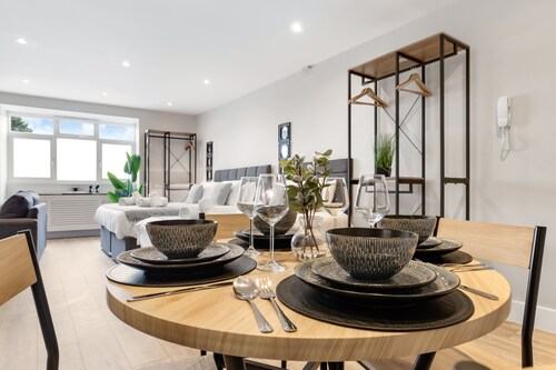 Near Tube | 3 Beds Sleeps 5 | WiFi Spacious Studio