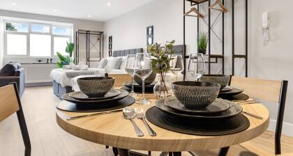 Near Tube | 3 Beds Sleeps 5 | WiFi Spacious Studio