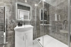 Hårføner, håndklær, såpe og sjampo