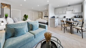 Un appartement moderne comprenant un salon, un coin repas et une cuisine.