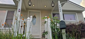 A house with a front porch, a mailbox, and a door with an American flag. - Cozy 2BR - Fast Wi-Fi - HWY Exit (Taylor)