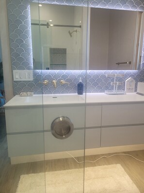 Een douche, een haardroger, handdoeken, zeep