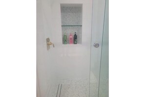 Ducha, secador de pelo, toallas y jabón