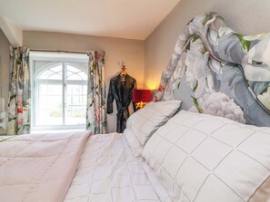 2 عدّة غرف نوم وبديكورات فريدة لكل غرفة وطراز فريد لكل وحدة