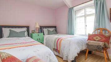 2 dormitoris, decoració individual i mobiliari individual