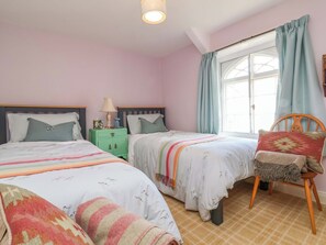 2 dormitoris, decoració individual i mobiliari individual 