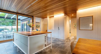 Seasom with pool and spa in beautiful Somers