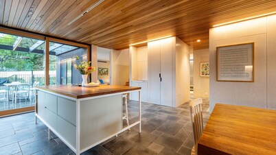 Seasom with pool and spa in beautiful Somers