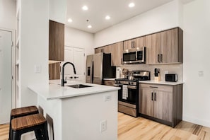 Fridge, microwave, oven, stovetop - Boulevard Stays Chic 1BR Near Stadium Pool Access, Gym & Free Parking (Glendale)