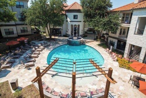 Boulevard Stays 1BR King Suite Pool, Gym & Parking 01