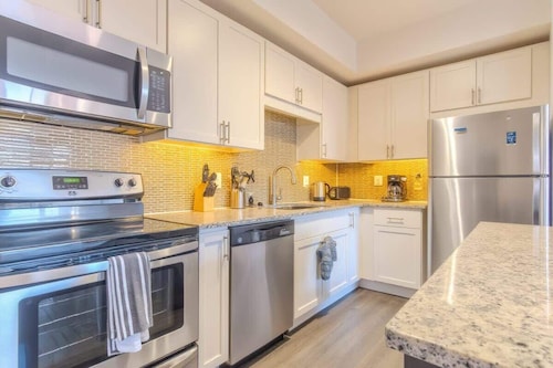 Boulevard Stays 1BR King Suite Pool, Gym & Parking 01