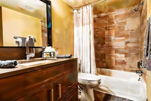 Shower, hair dryer, shampoo - Boulevard Stays Prime Spot Cozy Bed, Pool Free Parking (Austin)