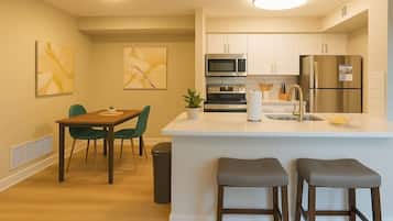 Kylskåp, mikrovågsugn, ugn och spishäll