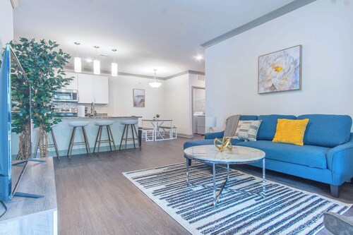 Boulevard Stays Stylish 3BR Getaway Pool, Gym Access & Free Parking