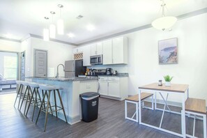 ثلاجة، ميكروويف، فرن، موقد طهي مسطح