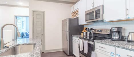 Refrigerador, microondas, horno, placa de cocina