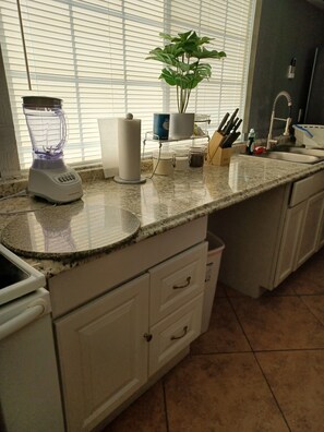 Een microgolfoven, een oven, een kookplaat