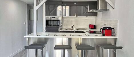 Réfrigérateur, micro-ondes, cafetière/bouilloire, grille-pain