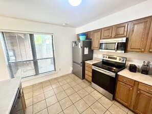 Réfrigérateur, micro-ondes, plaque de cuisson, lave-vaisselle